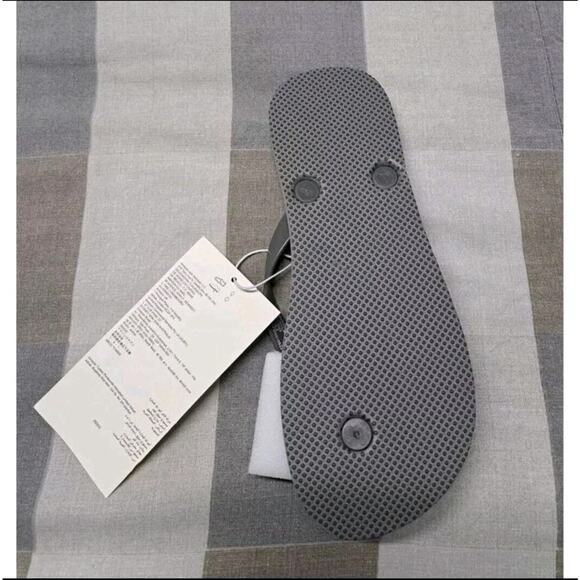 Amazon Essentials Kids Flip Flops Sandals Grey Size 5 Youth‎ Unisex New - Picture 3 of 4